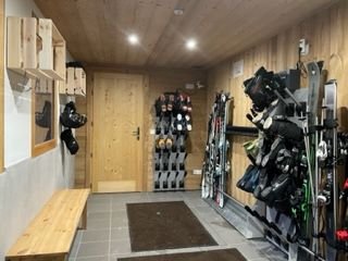L'un des locaux à ski et vélo, avec casiers individuels et station de nettoyage