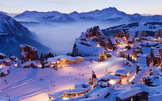 Le village d'Avoriaz illuminé à la tombée de la nuit