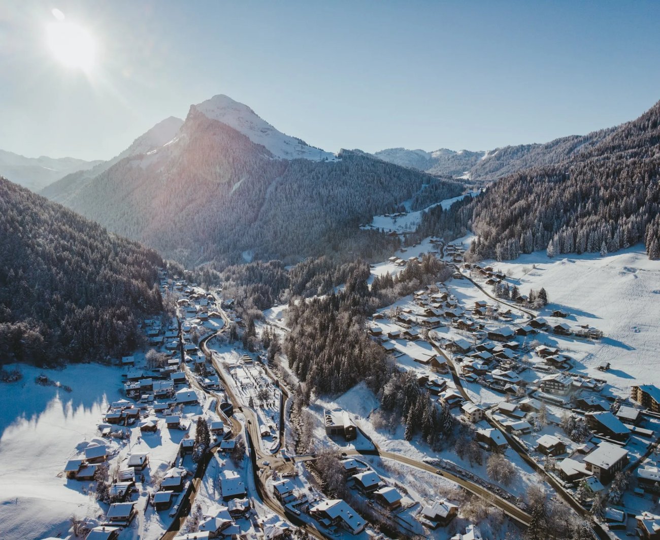 Vue aérienne de la vallée de Morzine sous la neige